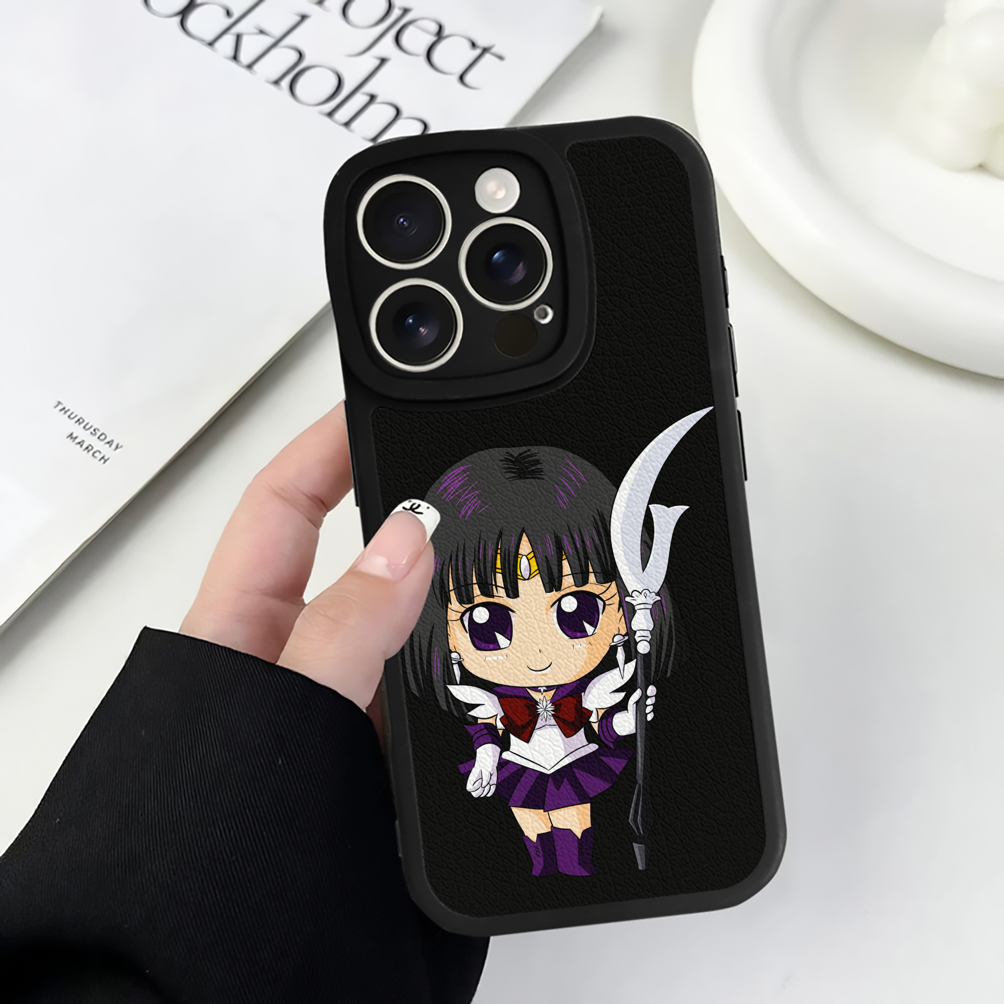 （画像用） 美少女戦士セーラームーン 土萠ほたる Sailor Moon Tomoe Hotaru （セーラーサターン；Sailor Saturn） 【iPhone 16シリーズ対応】シリコンスマホケース（レザー調） 材質：シリコン